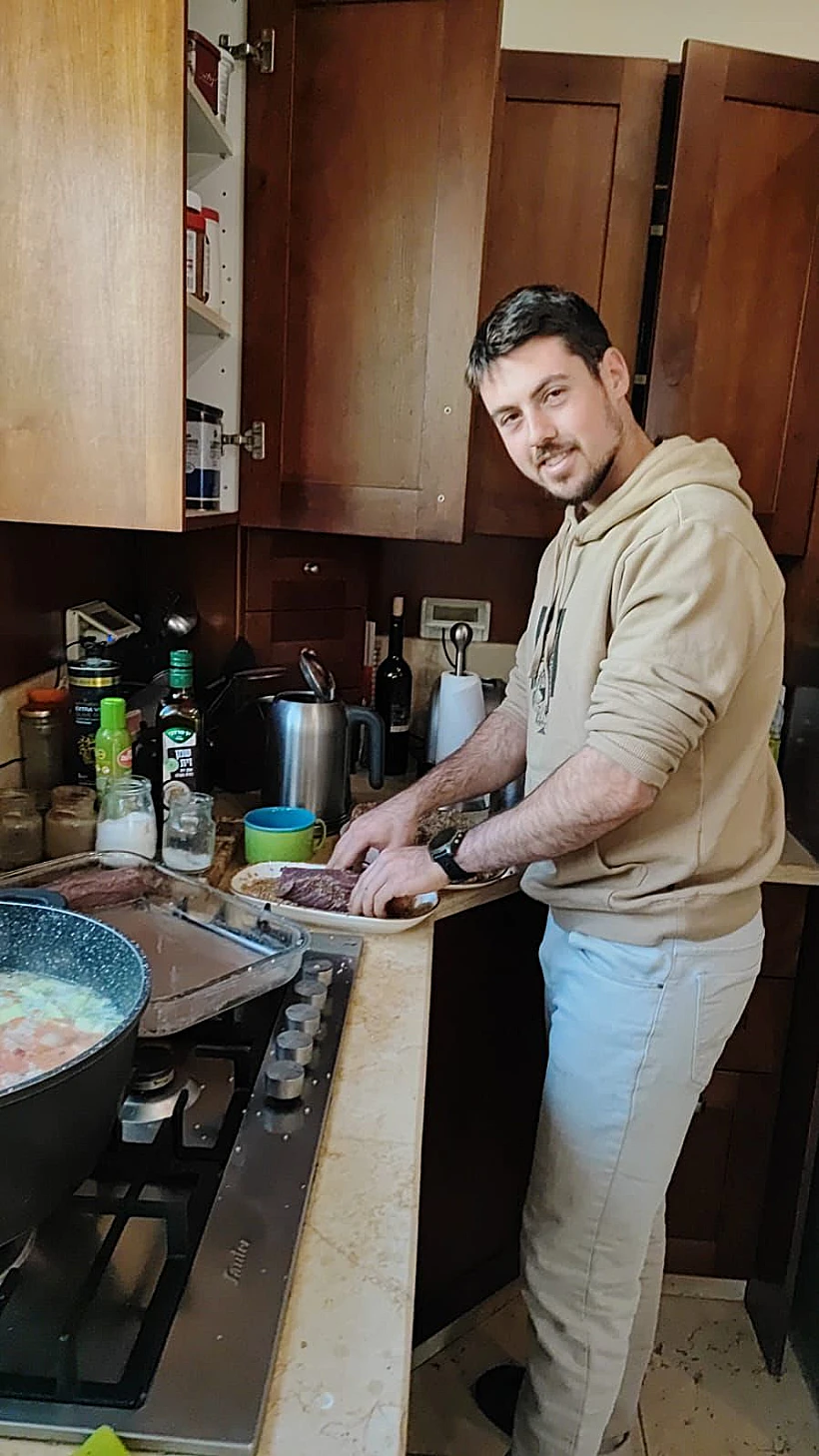 אייל קליין ז"ל מכין את הבילטונג