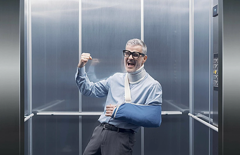 גבר מבסוט אחרי שעקץ את הביטוח