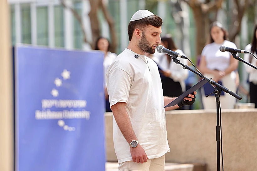 מתן אנגרסט נושא תפילת יזכור באוניברסיטת רייכמן