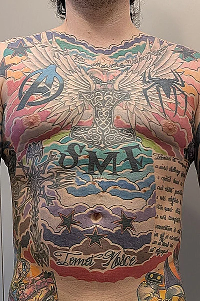 טום רדפורד, בן 40, קבע שיא גינס חדש במספר דמויות מארוול המקועקעות על גוף אחד