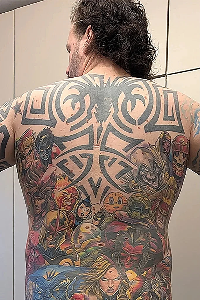 טום רדפורד, בן 40, קבע שיא גינס חדש במספר דמויות מארוול המקועקעות על גוף אחד