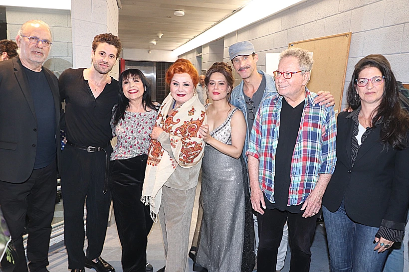 קאסט "מצחיקונת"