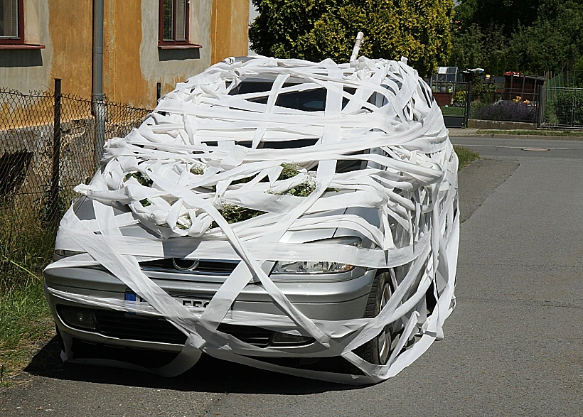 רכב עטוף בנייר טואלט