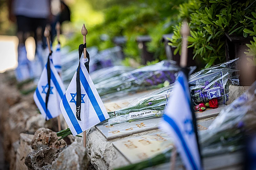 קברים בהר הרצל ביום הזיכרון לחללי מערכות ישראל