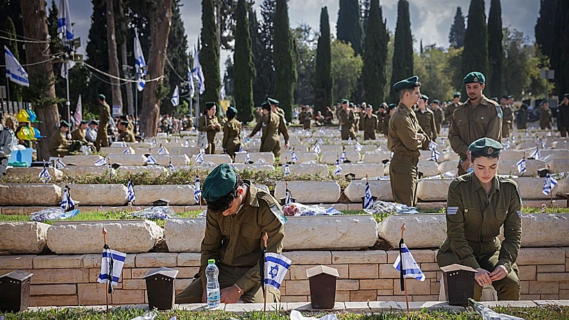 חיילים פוקדים קברים בבית העלמין הצבאי נחלת יצחק בתל אביב