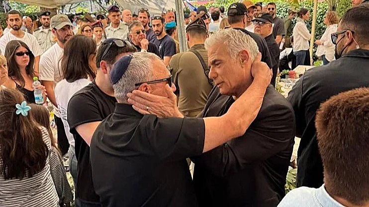 לפיד ואיזנקוט בבית העלמין בהרצליה, ליד קברו של גל איזנקוט