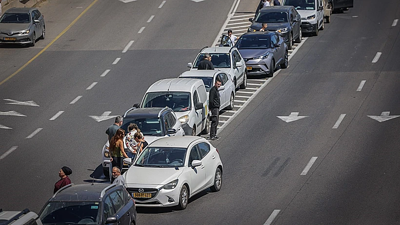 עומדים בצפירה בת"א