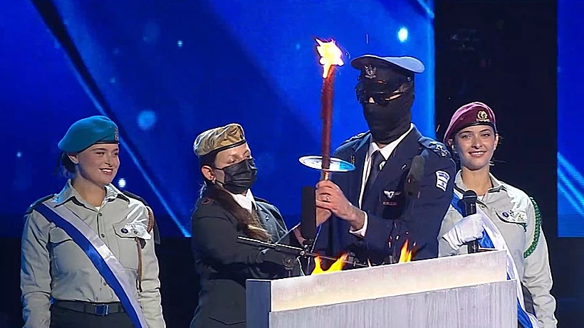 אל"מ מ' ורס"ן נורית רוקח משיאים את משואת צה"ל