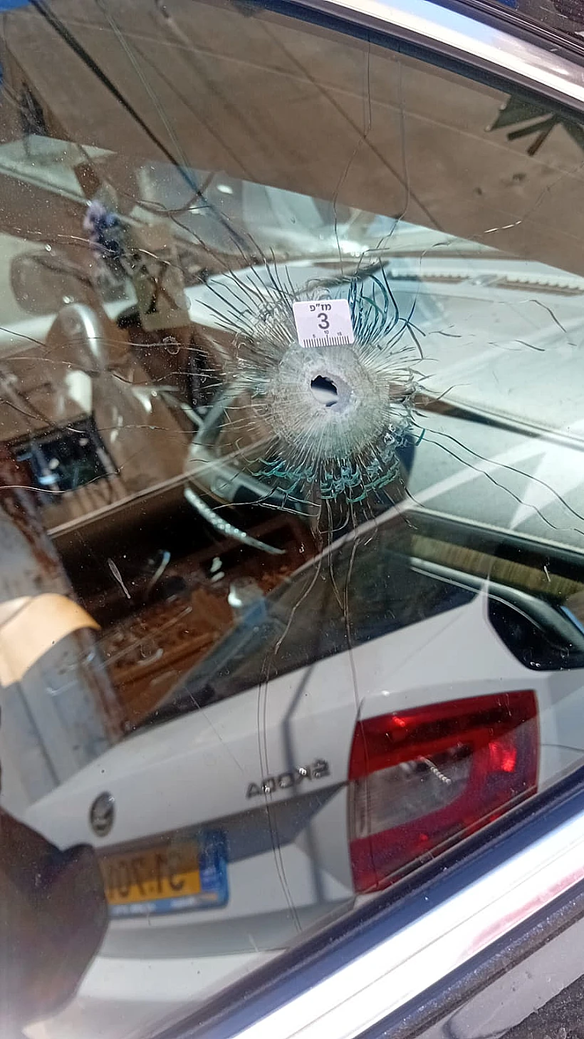 תיעוד ניסיון חיסול ברמלה: עשרות כדורים נורו על רכב