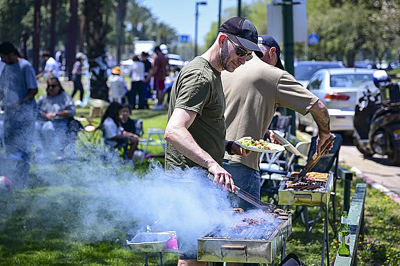 ישראלים חוגגים את יום העצמאות בתל אביב