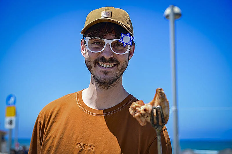 ישראלים חוגגים את יום העצמאות בתל אביב