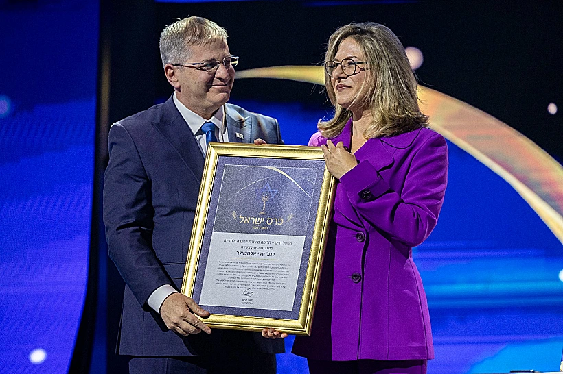 השר קיש מעניק את פרס ישראל לעדי אלטשולר