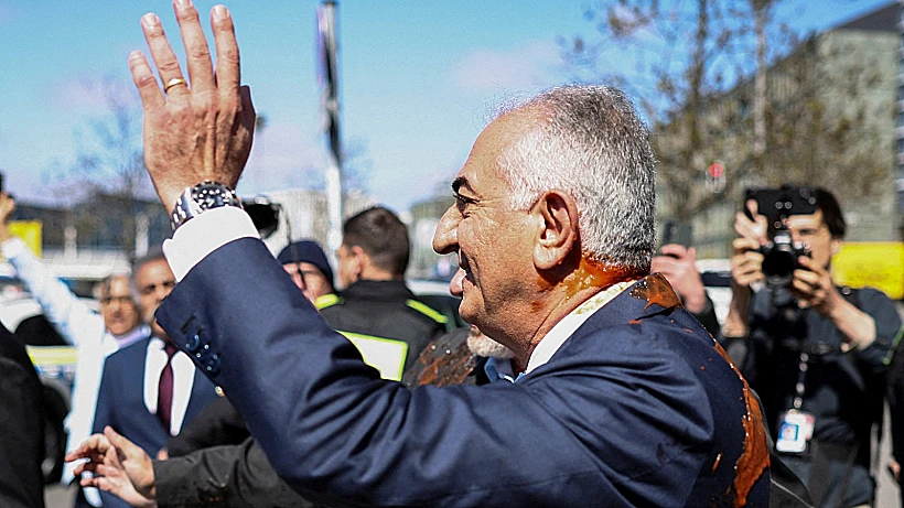 יורש העצר האיראני הגולה רזא פהלווי בברלין לאחר שהושלך לעברו מיץ עגבניות