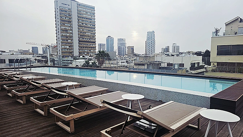 בריכה על הגג מלון Reception פתאל