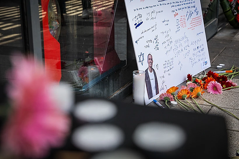 מדליקים נרות לזכר ימנו בנימין זלקה, שנרצח בערב יום העצמאות בפיצרייה בפתח תקווה