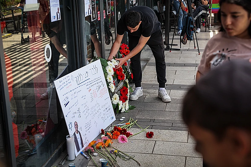 מדליקים נרות לזכר ימנו בנימין זלקה, שנרצח בערב יום העצמאות בפיצרייה בפתח תקווה