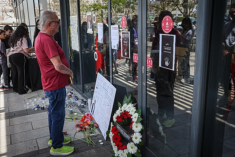 מדליקים נרות לזכר ימנו בנימין זלקה, שנרצח בערב יום העצמאות בפיצרייה בפתח תקווה