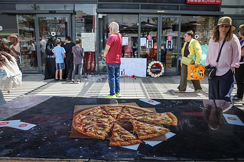 מדליקים נרות לזכר ימנו בנימין זלקה, שנרצח בערב יום העצמאות בפיצרייה בפתח תקווה