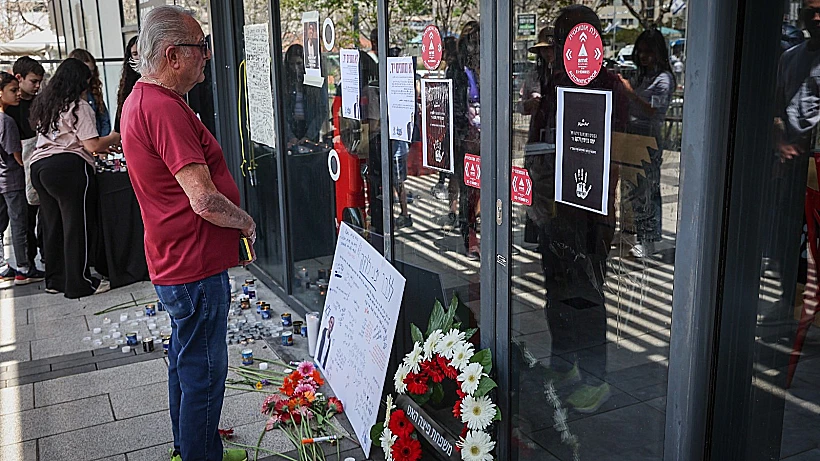 פרחים בזירת הרצח בפתח תקווה שבה נדקר למוות ימנו זלקה