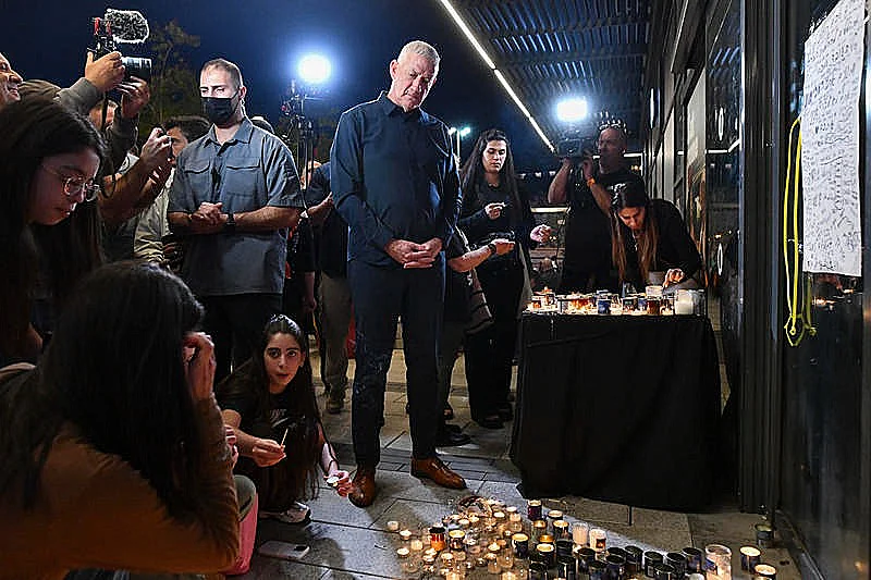 בני גנץ בזירה בה נרצח ימנו בנימין זלקה בערב יום העצמאות בפיצרייה בפתח תקווה