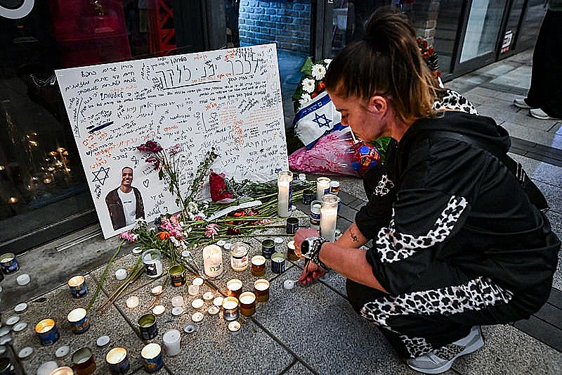 מדליקים נרות לזכר ימנו בנימין זלקה, שנרצח בערב יום העצמאות בפיצרייה בפתח תקווה