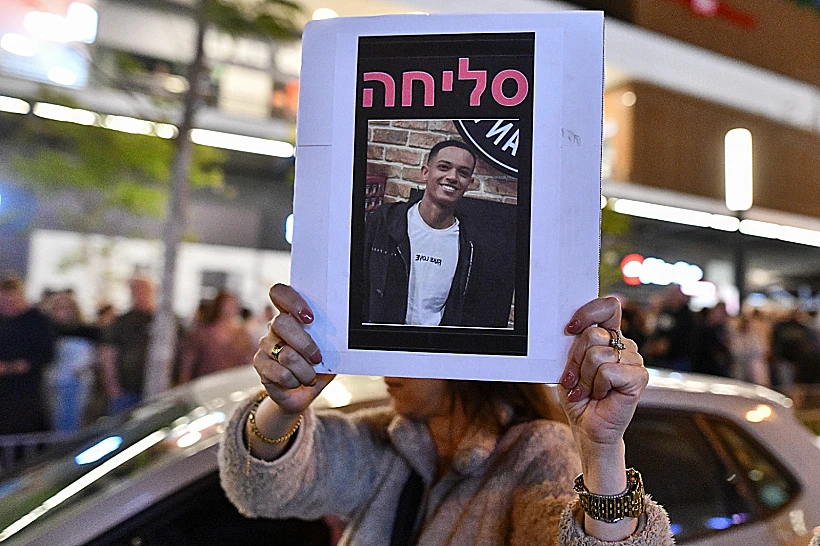 אזרחים בפיצרייה בה נרצח ימנו בנימין זלקה בערב יום העצמאות בפתח תקווה