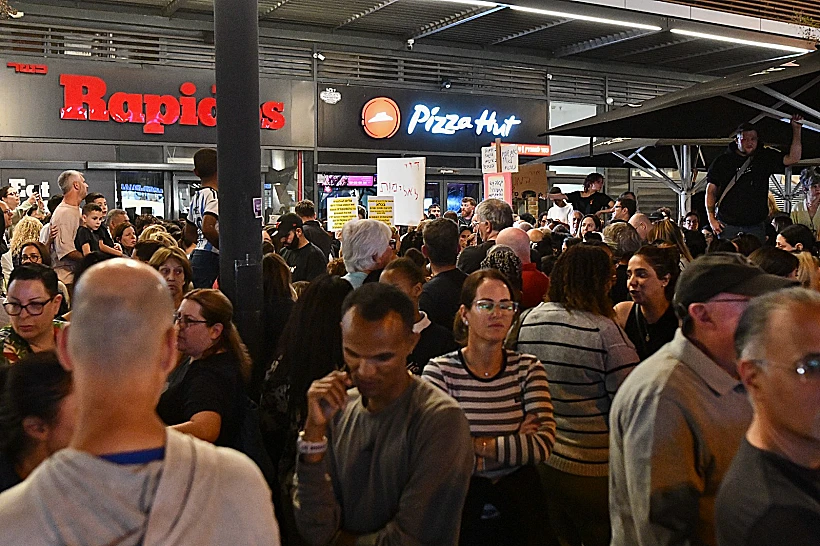 אזרחים בפיצרייה בה נרצח ימנו בנימין זלקה בערב יום העצמאות בפתח תקווה