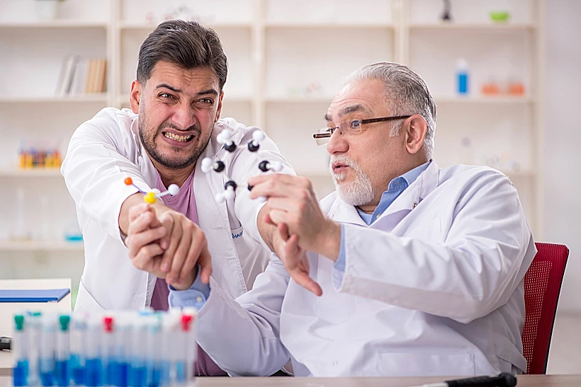 שני מדענים מתווכחים