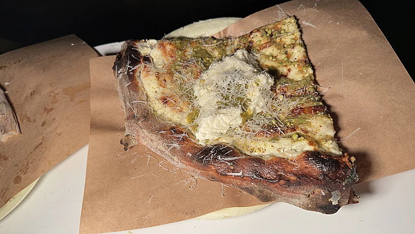 פיצת פיסטוק עם חמאת פיסטוק, קרם פרש ביתי ופרובולונה של "סאנפלאוור