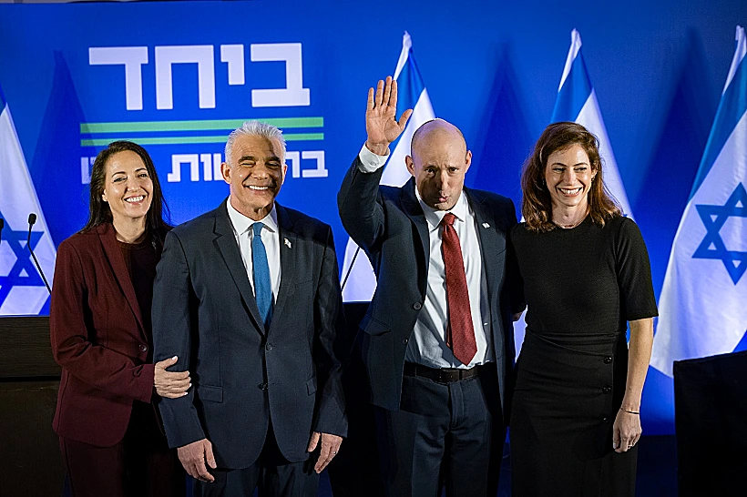 נפתלי בנט ורעייתו גילת לצד יאיר לפיד ורעייתו ליהיא