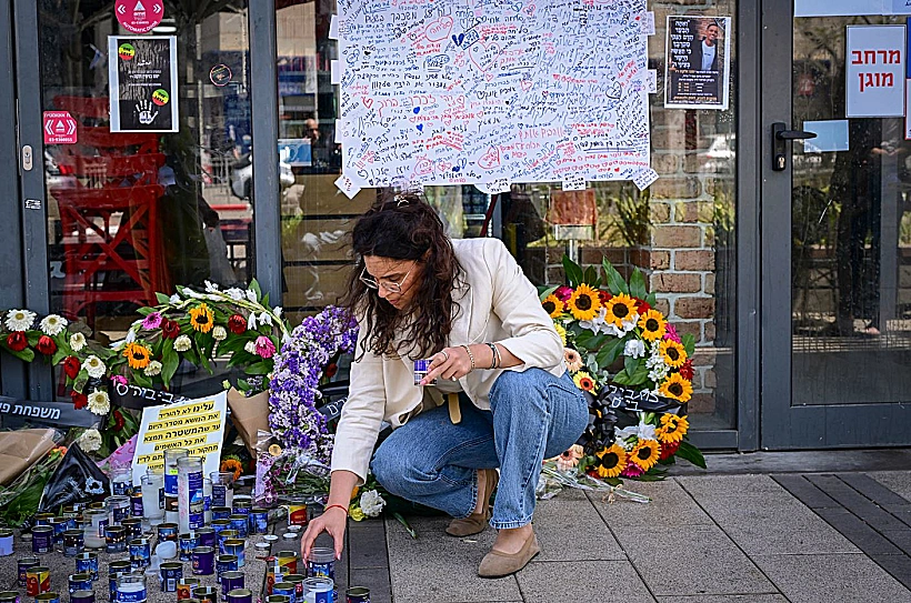 מניחים פרחים בזירת הרצח של ימנו בנימין זלקה