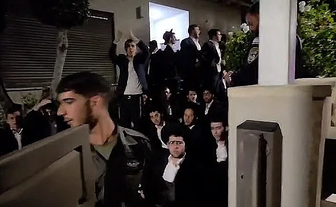 חרדים מתבצרים מול בית מפקד המשטרה הצבאית באשקלון