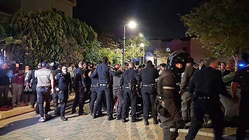 חרדים מתבצרים מול בית מפקד המשטרה הצבאית