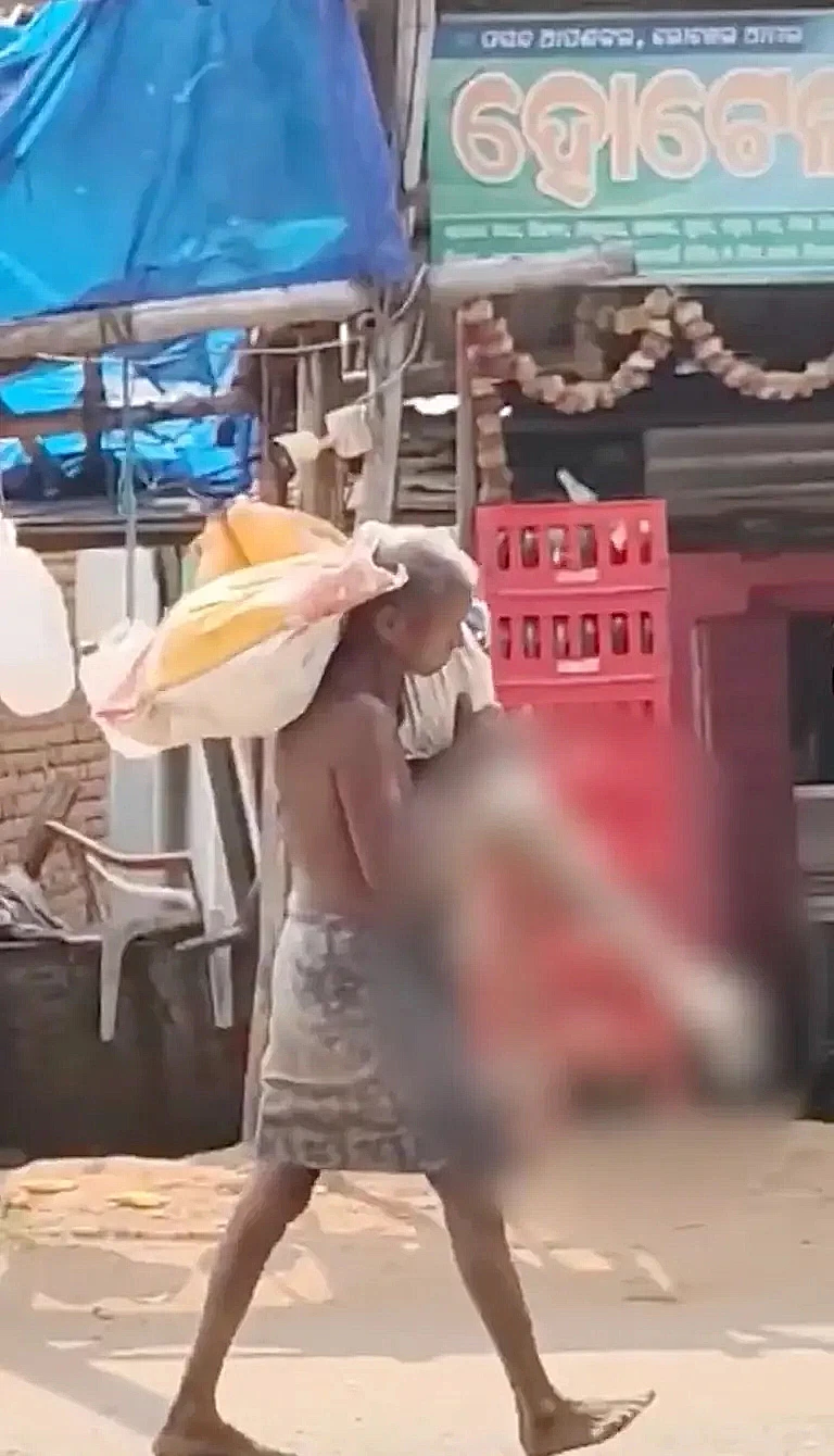 עטופים בבד, הוא נשא אותם ברחובות הכפר באור יום