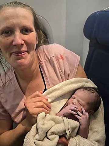 שריל קוליס ובתה - רגעים לאחר הלידה בטיסה