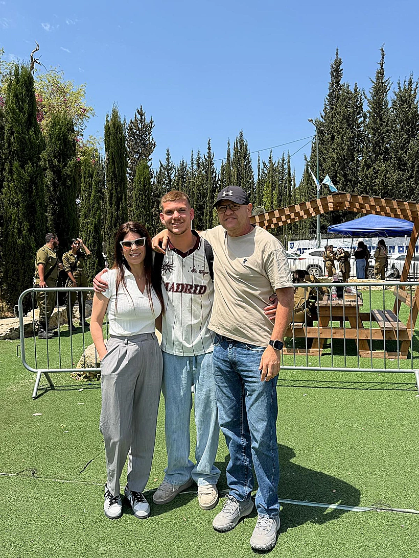 נדב חנציס והוריו בבקו"ם, רגע לפני גיוסו לצה"ל