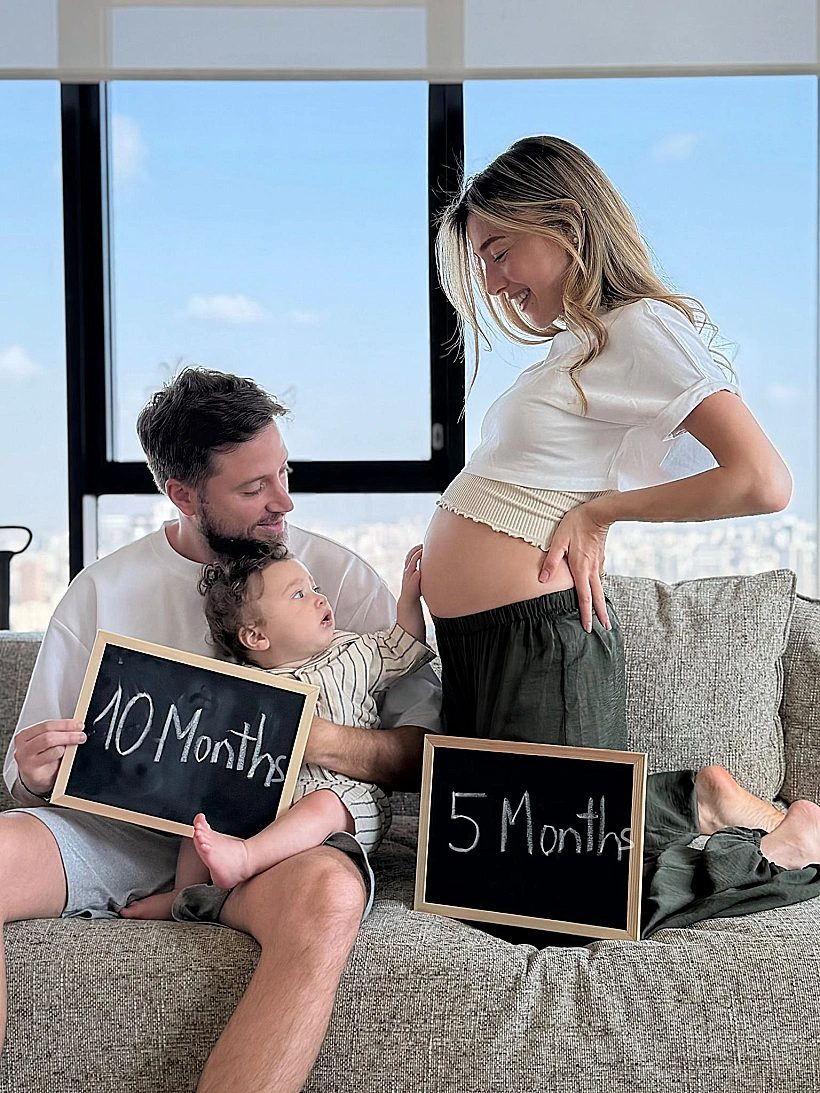 אן זיוי ובעלה יניב וייס מכריזים על היריון נוסף, לצד בנם הבכור מאי