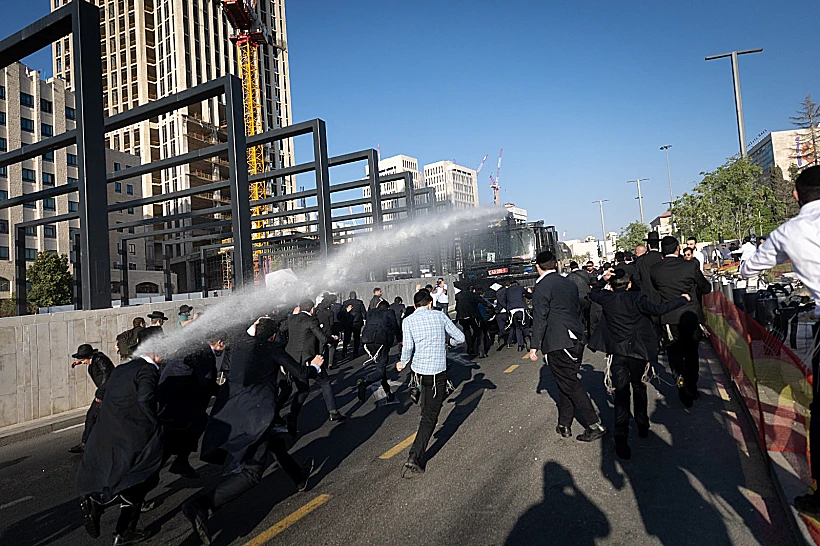 עימותים בין המשטרה למפגינים חרדים בכניסה לירושלים