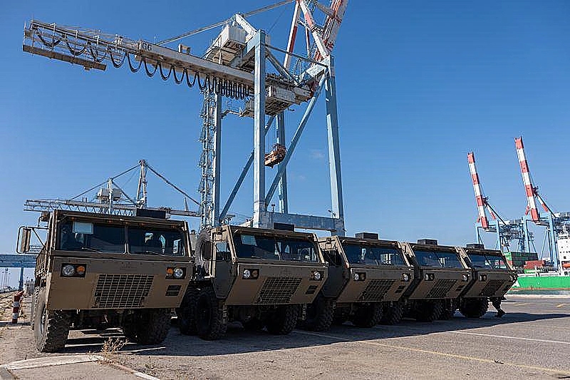 הרכבת האווירית לישראל: תיעוד מפריקת האוניות עם אלפי חימושי אוויר ויבשה