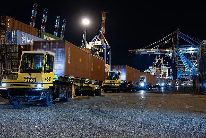 הרכבת האווירית לישראל: תיעוד מפריקת האוניות עם אלפי חימושי אוויר ויבשה