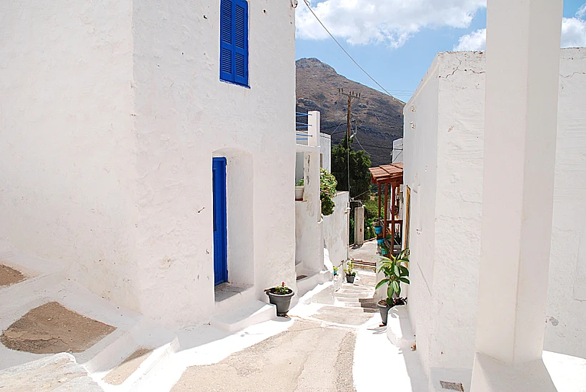 The,whitewashed,buildings,of,megalo,chorio,on,the, בתים לבנים באי טילוס (Tilos) greek,island