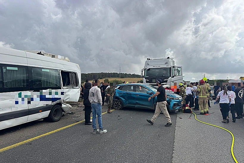 זירת התאונה בכביש 77 ליד מחלף זרזיר