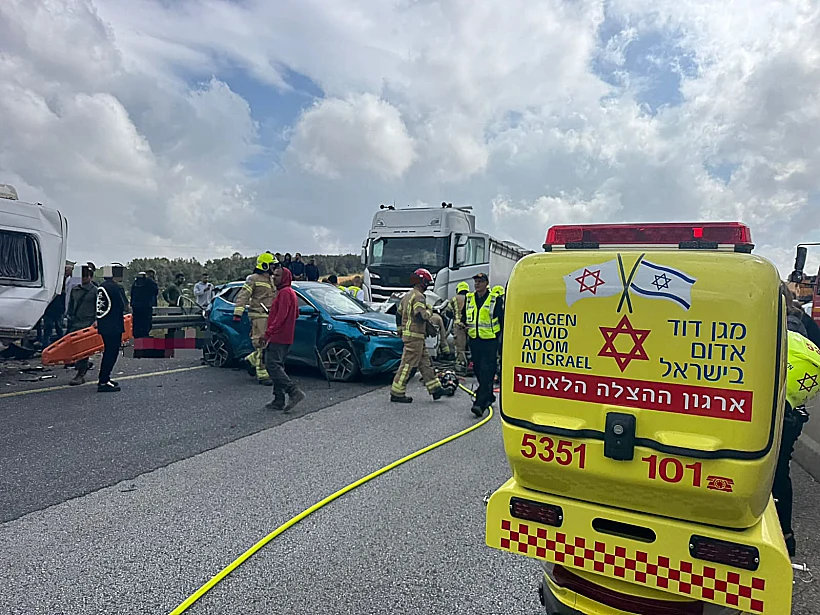 זירת התאונה בכביש 77 ליד מחלף זרזיר
