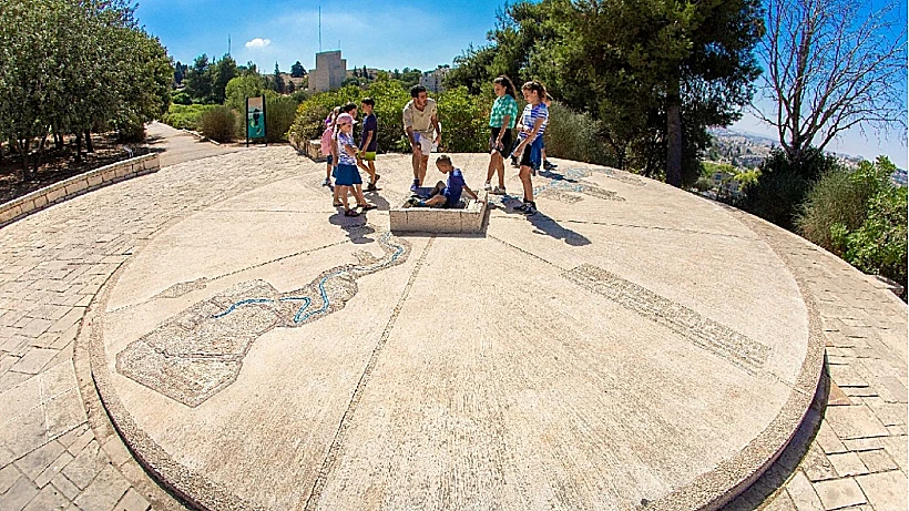 ילדים במוזיאון ישראל בירושלים