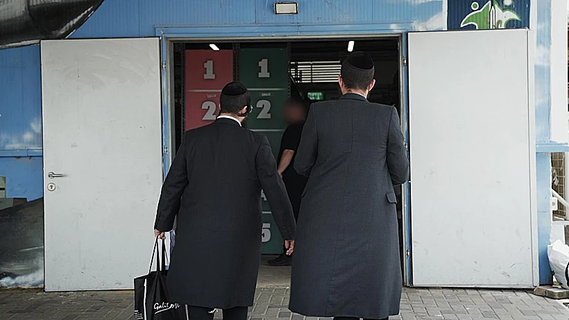 חרדים מגיעים להתגייס בבקו"ם