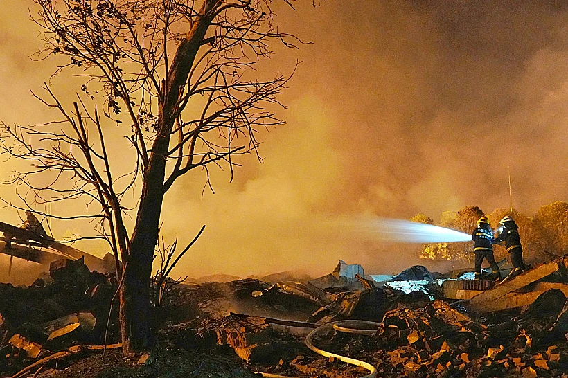 כוחות כיבוי אש בזירת הפיצוץ במפעל זיקוקים בסין