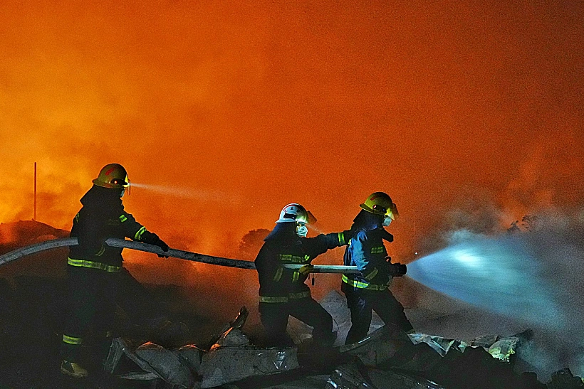 כוחות כיבוי אש בזירת הפיצוץ במפעל זיקוקים בסין