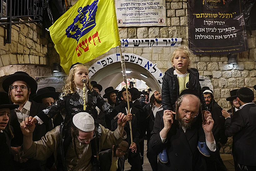 אלפים בהילולה במירון