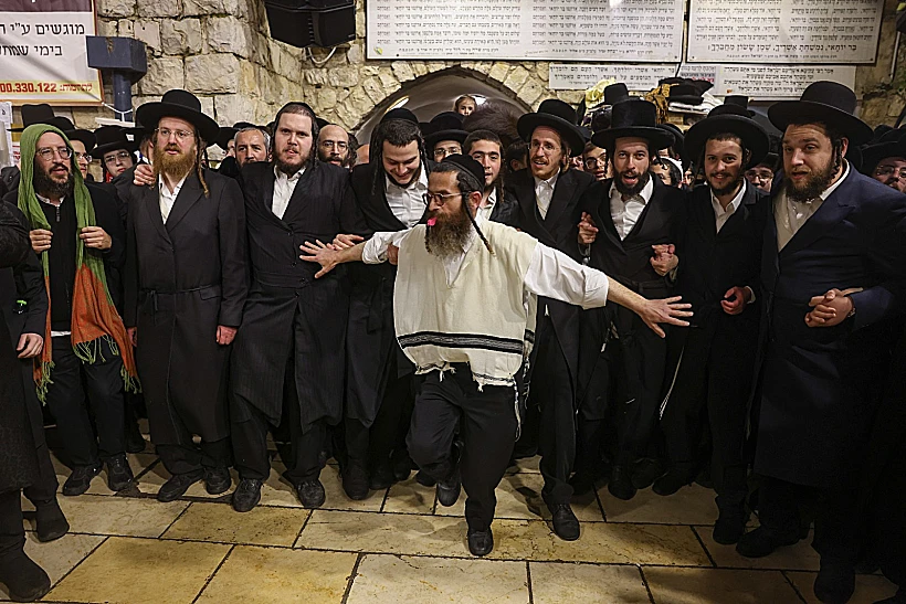 אלפים בהילולה במירון