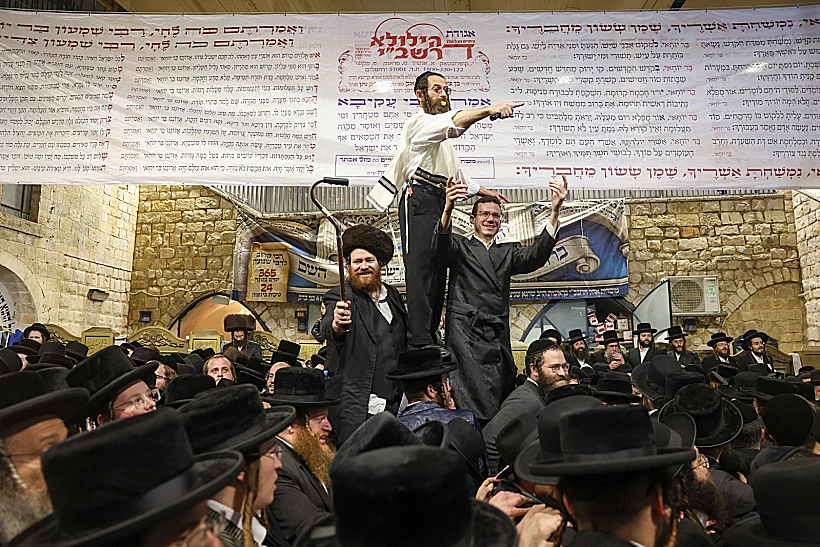 אלפים בהילולה במירון